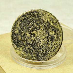 Messing Landkarte Münze. Celestial Cosmic Lunar EDC Mystisches Witchy Pagan Souvenir. Personalisierte Astrologie Geschenk