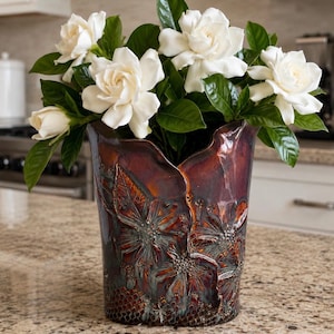Jarrón de cerámica artística Jocelyn Sandberg, hecho a mano, con relieve floral escultórico, esmalte color cobre y berenjena, firmado por Studio Clay Art.