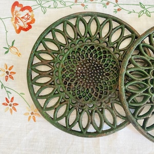 ONE French Green Flower Cast Iron Trivet / Vintage Round Sunflower Metal Stand: Rustic Time Worn Patina -Solid & Strong -Farmhouse Kitchen