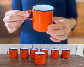 7 Tazza da caffè vintage smaltata francese, dimensioni Demitasse / Set di tazze retrò arancione: bordo blu / Smalti da cucina perfetti per un'atmosfera accogliente, da fattoria