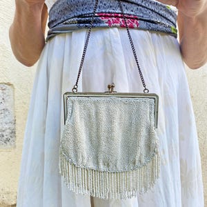 Sac de soirée vintage en perles de verre avec franges - Glamour des années 30 dans un petit sac à main | Sac à main blanc à franges | Sac de mariage parfait avec doublure en satin