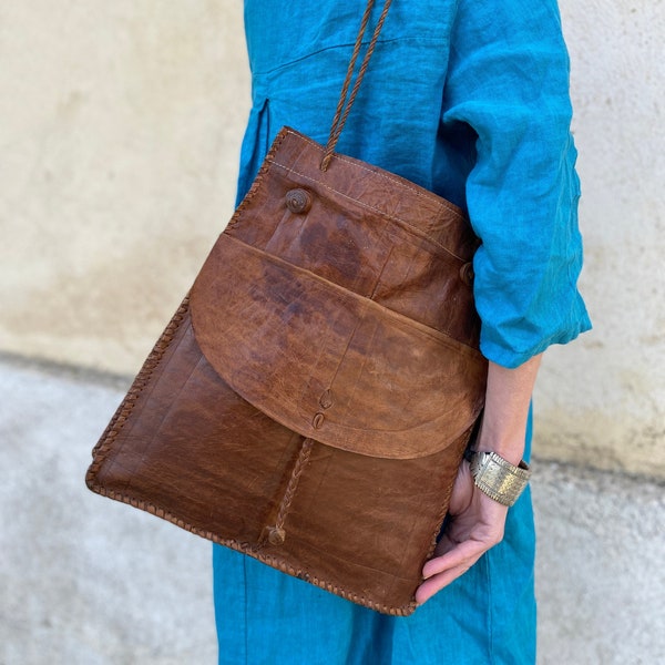 Sac fourre-tout bohème tout cuir d'Afrique de l'Ouest - Sac à bandoulière des années 60-70 - Parfaitement vieilli / Sac rectangulaire marron avec poches extérieures - Ambiance Boho