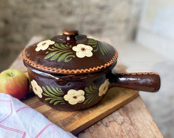 Authentique casserole en céramique alsacienne française - pot floral marron vintage avec bec verseur et couvercle - poterie d'art populaire décorative unique - Poterie Klein