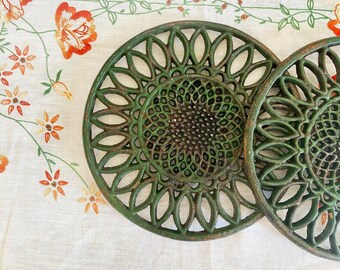 UN Trivet de hierro fundido de flor verde francesa / soporte de metal de girasol redondo vintage: pátina rústica desgastada por el tiempo -sólido y fuerte -Cocina de granja