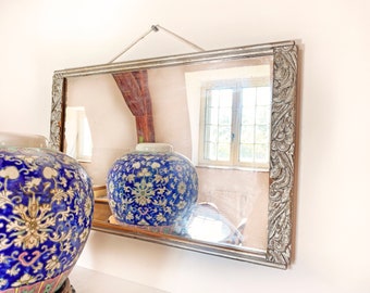 Élégant miroir art déco : cadre floral sculpté - charme antique / miroir mural suspendu vintage Art nouveau des années 1940 avec cadre en bois peint argent