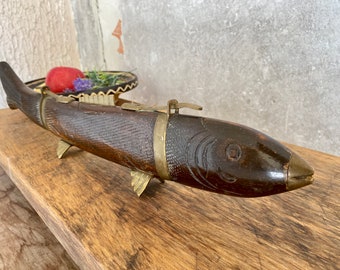 Cuchillo de talla de pescado vintage + tenedor en vaina de pescado de madera India / Juego de tallado de caja de pescado de palisandro y latón / Almacenamiento de utensilios de pescado de madera tallada a mano