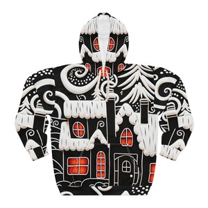 Pode incluir: Moletom preto com um design de casa de gengibre. O design apresenta detalhes de glacê branco, detalhes de janela vermelha e um fundo preto. O moletom tem um bolso frontal e um capuz.