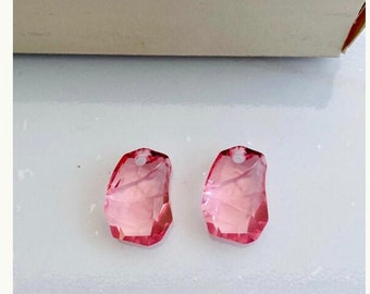 Puede incluir: Dos abalorios de cristal rosa con un diseño facetado. Los abalorios tienen un agujero en la parte superior para sujetarlos a joyas.