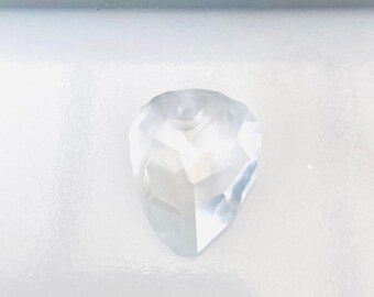 Può includere: Un ciondolo a forma di cuore in cristallo trasparente con un foro nella parte superiore per appenderlo. Il ciondolo è realizzato da Swarovski.