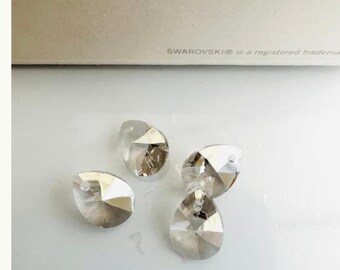 Puede incluir: Cuatro colgantes de cristal transparente en forma de lágrima. Los colgantes son facetados y tienen un acabado brillante. SWAROVSKI® es una marca registrada.