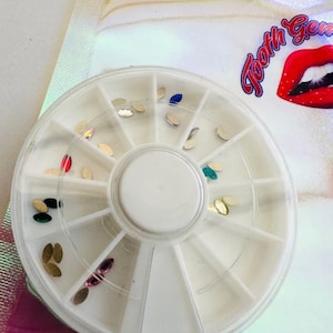 Mix Wheel 30 szt. Krople 2 x 4 mm Skrzydła motyla Klejnoty do zębów Preciosa® Klejnoty bez ołowiu Nieprzyklejane na gorąco Foliowane kryształki Płaski tył