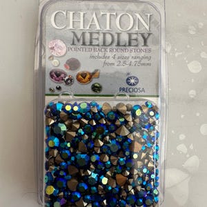 Może przedstawiać: Opakowanie kamieni Chaton Medley z ostrym tyłem, okrągłych, od Preciosy. Opakowanie zawiera 4 rozmiary w zakresie od 2,5 do 4,75 mm.