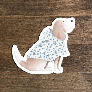 Hundeaufkleber - Mattes Vinyl - Süßer Hund trägt einen zierlichen Blumenmuster-Regenmantel - Beagle