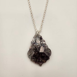 LeafRadiance Orgonite Pendant – Amethyst and White Jade Energy Protection Necklace