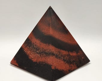 Pirámide de orgonita hecha a mano: escultura de shungita, jaspe rojo y cobre