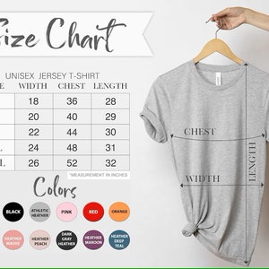 Puede incluir: Tabla de tallas para una camiseta de jersey unisex con medidas en pulgadas para el ancho, el pecho y la longitud. La tabla muestra las tallas S, M, L, XL y 2XL. La tabla tambi&eacute;n muestra una variedad de colores disponibles para la camiseta, incluyendo blanco, negro, gris deportivo, rosa, rojo y naranja.