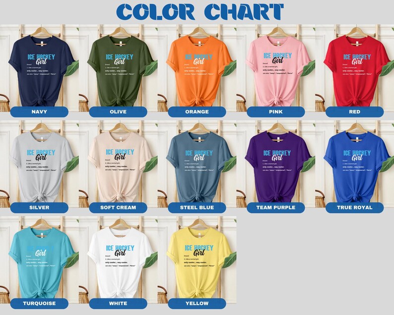 Op de afbeelding: Kleurenkaart met 12 verschillende T-shirt kleuren. Elk T-shirt heeft een grafische print met de woorden "ICE HOCKEY Girl" met een definitie van de term. De kleuren zijn: Navy, Olijf, Oranje, Roze, Rood, Zilver, Zachte Cr&egrave;me, Staalblauw, Team Paars, Koninklijk Blauw, Turquoise, Wit en Geel.