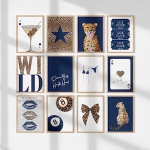 Op de afbeelding: Een verzameling ingelijste kunstafdrukken met verschillende ontwerpen. Afdrukken omvatten een martiniglas, een ster met luipaardprint, een cheetah, Lux Club-tickets, het woord WILD, een bikini, speelkaarten, lippen, een 8-ball, een strik en een cheetah.