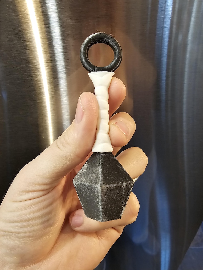 White magnetic kunai
