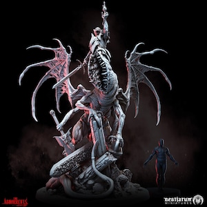 Könnte beinhalten: Eine detaillierte, graue, 3D-gedruckte Miniatur einer monströsen Kreatur mit Flügeln, einer menschenähnlichen Figur, die auf ihrem Rücken reitet, und einem Schwert in der Hand. Die Kreatur steht auf einem Sockel mit einer zerbrochenen Steinsäule und einem schlangenartigen Schwanz.