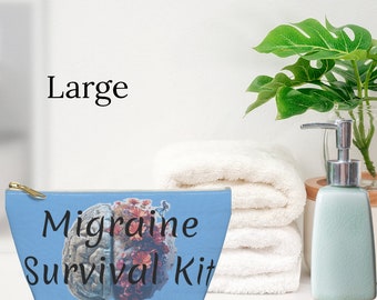 Può includere: Una pochette con cerniera di colore azzurro chiaro con il testo "Migraine Survival Kit" e un'immagine di un cervello con dei fiori. La pochette è su una superficie bianca con un asciugamano bianco e un dispenser di sapone azzurro chiaro.