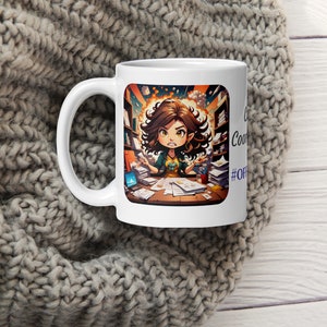 Könnte beinhalten: Weiße Keramik-Kaffeetasse mit einer Cartoon-Illustration einer Frau mit braunen Haaren und grünen Augen, die an einem Schreibtisch sitzt, umgeben von Papieren und Büchern. Der Text "Cool story, bro" und "#OfficeLife" ist auf der Tasse aufgedruckt.