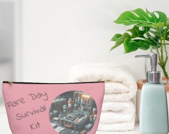 Pode incluir: Bolsa de zíper rosa com zíper preto e uma imagem redonda de um kit de sobrevivência com o texto "Flare Day Survival Kit" escrito em preto.