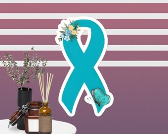 Può includere: Nastro blu turchese con un motivo floreale e una farfalla. Il nastro è legato in un fiocco e ha uno sfondo bianco.