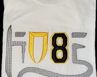 KO8E Tribute besticktes T-Shirt