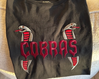 Camiseta bordada COBRAS – Colección KrayZ SquadZ