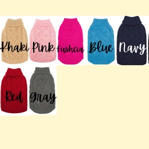 K&ouml;nnte beinhalten: Acht Hunde-Pullover in verschiedenen Farben: Khaki, Rosa, Fuchsia, Blau, Marine, Rot und Grau. Die Pullover sind alle im gleichen Stil, mit einem Zopfmuster und einem Rollkragen.