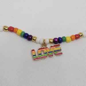 Ras de cou en perles arc-en-ciel avec breloque « Love » – Collier de fierté fait main, bijoux LGBTQ+
