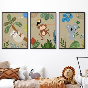 Puede incluir: Tres ilustraciones enmarcadas de animales de la selva. La primera muestra un perezoso colgado de una rama de árbol. La segunda muestra un mono balanceándose en una liana. La tercera muestra un koala trepando a un árbol.