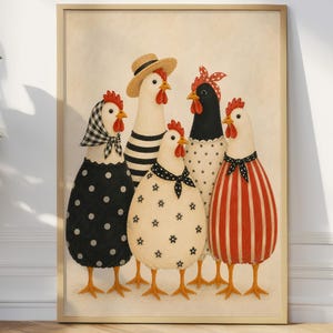 Puede incluir: Una impresión de arte mural enmarcada que muestra cinco pollos de pie juntos. Los pollos llevan varios atuendos estampados, incluyendo lunares, rayas y flores, junto con accesorios como un sombrero de paja y un pañuelo rojo de lunares.
