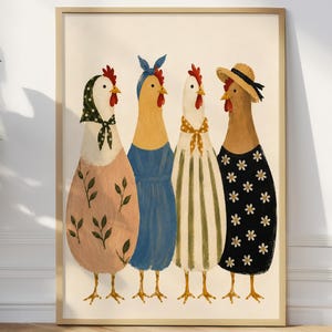 Puede incluir: Una lámina de arte enmarcada con cuatro gallinas en fila. La primera lleva un pañuelo verde y un vestido rosa con hojas. La segunda lleva una cinta y un vestido azules. La tercera tiene un pañuelo amarillo y un vestido a rayas. La cuarta lleva un sombrero de paja y un vestido negro con flores blancas.