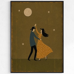 Puede incluir: Una impresión de arte mural enmarcada que presenta una ilustración estilizada de dos figuras bailando bajo una gran luna texturizada y estrellas pequeñas. Las figuras llevan sombreros, una con camisa azul y pantalón negro y la otra con un vestido floral amarillo.