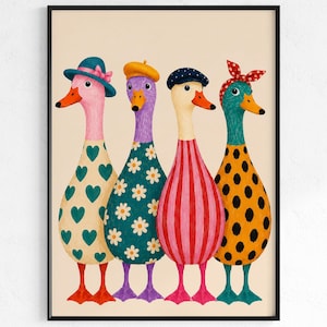 Puede incluir: Una lámina artística enmarcada con cuatro patos en fila. El primer pato es rosa con corazones verde azulado, el segundo es morado con margaritas blancas, el tercero es crema con rayas rojas y el cuarto es verde azulado con lunares negros.