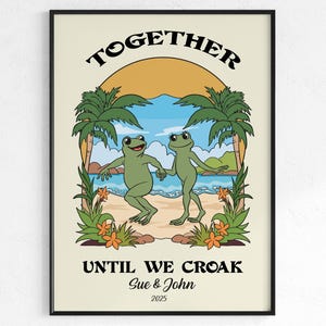 Puede incluir: Impresión artística enmarcada con dos ranas de dibujos animados tomadas de la mano en una playa, con palmeras y un atardecer de fondo. El texto dice "TOGETHER" arriba y "UNTIL WE CROAK" abajo, con nombres y el año 2025.