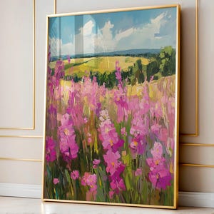 Puede incluir: Pintura de paisaje enmarcada en un marco dorado. La obra representa un campo de vibrantes flores rosas en primer plano, con un campo amarillo, árboles verdes y un cielo azul con nubes en el fondo. La pintura tiene un estilo impresionista texturizado.