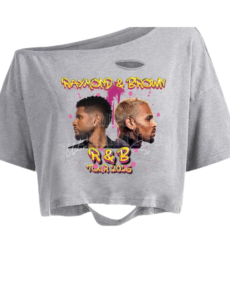 Puede incluir: Top corto gris con el texto "RAYMOND & BROWN" y "R&B TOUR 2026" en amarillo y rosa. La camiseta tiene un dise&ntilde;o desgastado con dos retratos masculinos. La parte superior tiene un escote asim&eacute;trico.