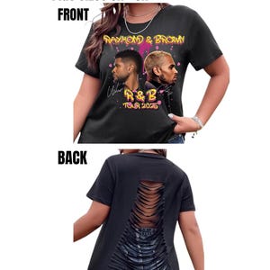 Puede incluir: Camiseta negra con un gr&aacute;fico de Usher y Chris Brown, con el texto "Raymond & Brown R&B Tour 2026." La parte trasera de la camiseta tiene un dise&ntilde;o rasgado. Disponible en tallas grandes 3X-5X.
