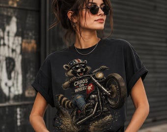 Camiseta de moto con mapache "Caos sobre ruedas" / Camiseta divertida para moteros / Camiseta vintage con estampado animal / Regalo para amantes de las motos
