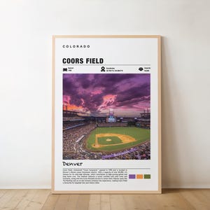 Puede incluir: Un póster enmarcado que muestra el Coors Field en Denver, Colorado, con un vibrante cielo al atardecer. La imagen incluye el campo, los asientos y las estructuras circundantes, con texto en la parte superior e inferior.