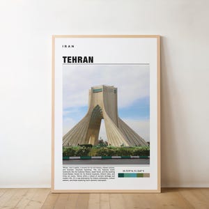 以下が含まれることがあります： イランのテヘランにあるアザディタワーの写真をフィーチャーした、ミニマルなデザインのポスター。ポスターには、「イラン」と「テヘラン」というテキストが黒で書かれている。ポスターには、緑と茶色の5つの異なる色合いのカラーパレットも含まれている。
