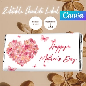 Puede incluir: Envoltorio blanco de barra de chocolate con un diseño de corazón floral rosa y mariposas. Las palabras "Happy Mother's Day" están escritas en cursiva. También se ven las palabras "Editable Chocolate Label" y "Canva".