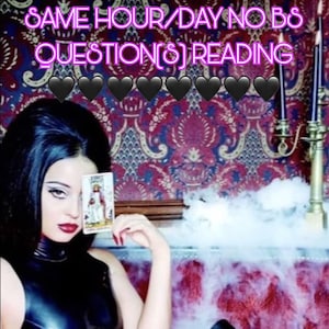 Peut inclure: Une femme aux cheveux noirs et au rouge à lèvres rouge tient une carte de tarot devant son visage. L'image contient du texte rose néon qui dit "SAME HOUR/DAY NO BS QUESTION(S) READING". L'arrière-plan présente une tapisserie à motifs et des bougies.