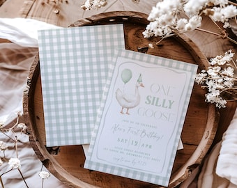Könnte beinhalten: Eine hellblaue und weiße Gingham-Muster-Einladung mit einer Aquarell-Illustration einer Gans, die einen Partyhut trägt und einen Ballon hält. Der Text lautet "One Silly Goose" und "Join us to celebrate [Name]'s First Birthday! Sat 12 Apr".