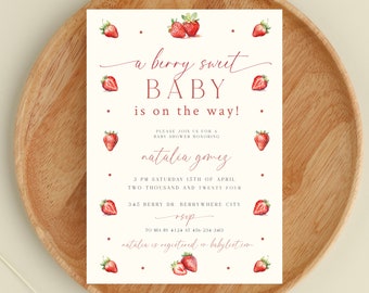 Puede incluir: Una invitación de baby shower blanca con fresas rojas y el texto "a berry sweet BABY is on the way!"  Por favor, únase a nosotros para una baby shower en honor a Natalia Gomez. 3 PM Sábado 15 de abril de dos mil veinticuatro. 345 Berry Dr. Berrywhere City. RSVP a Mia al 4124 al 456-234-3413. Natalia está registrada en babylist.com.