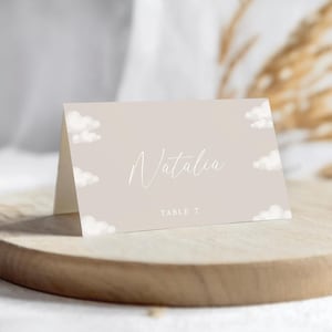 marque-places moderne pour baby shower de <br> Profitez-en ! Evite de baby shower en nuage modifiable | Marque-place imprimable et numérique pour baby shower sur le thème des nuages