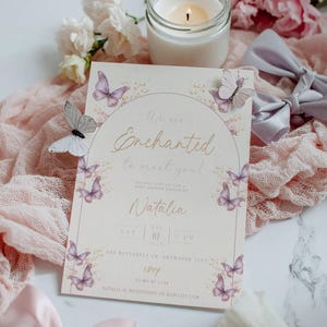 Verzaubert, Sie Babyparty-Einladung zu treffen | Bearbeitbare Schmetterling-Babyparty-Einladung | Lila Schmetterling Babyparty Evite Bild 1